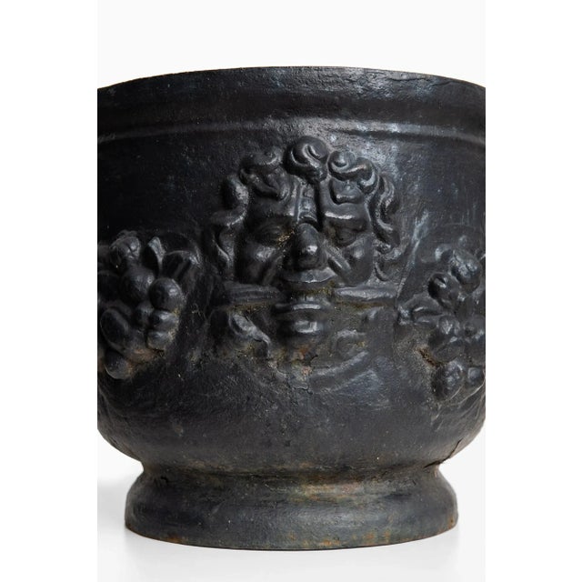 This urn in cast iron was produced in Sweden in the 1950s. It remains in a good vintage condition.