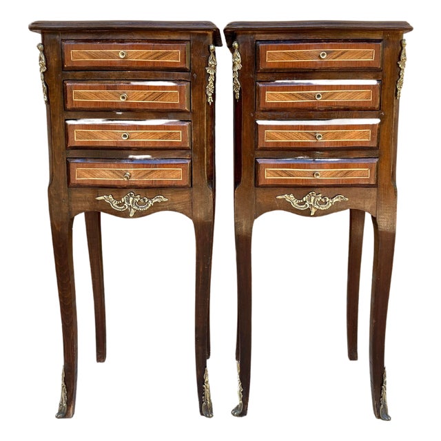 Early 20th Century Pair of French Louis XV Style Tulipwood Veneer Bedside Tables or Nightstands For Sale