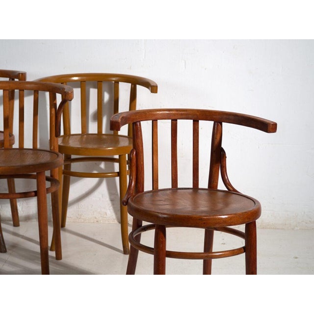 This set of four Thonet style bentwood chairs in steam-bent beech gathers the classic bistro model of the Vienna...