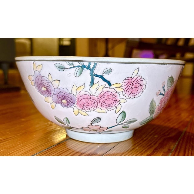 Chinoiserie 1950s 8" Hand‑Painted Macau Rose Porcelain Bowl — Chinoiserie Floral For Sale - Image 3 of 7