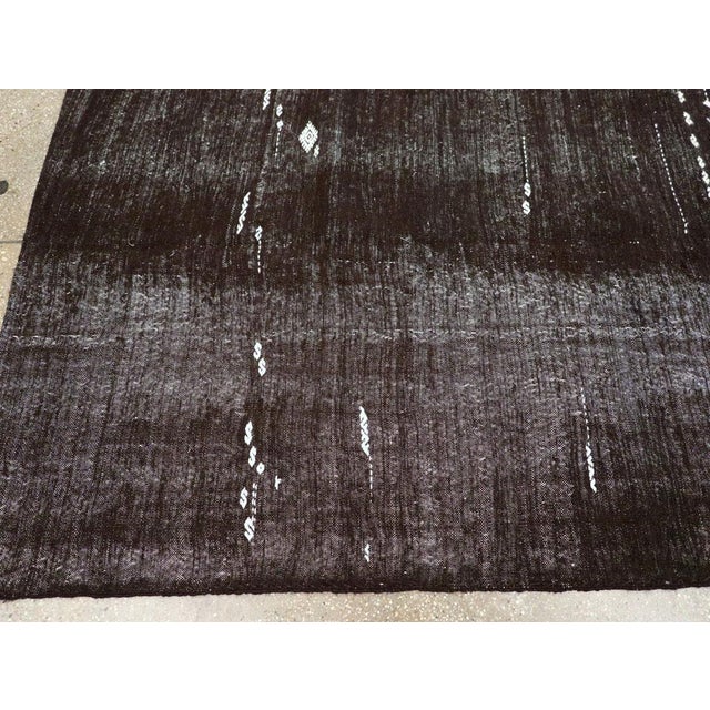 Textile Galerie Shabab Collection Mid-20th Century Handmade Turkish Flatweave Kilim Small Room Size Carpet For Sale - Image 7 of 10