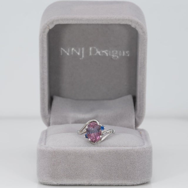 Modern 1.74Ct Bi-Color Tourmaline Estate Ring With Sapphire Accents in Solid 14k Gold, Size 6.75 For Sale - Image 3 of 9