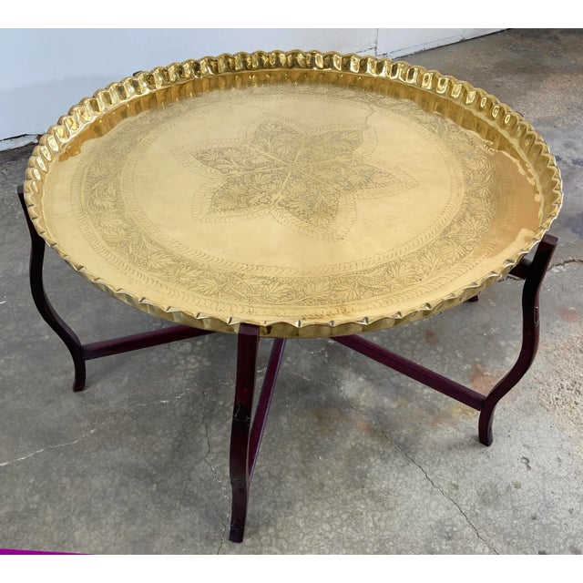 Mid 20th Century Vintage Scalloped Brass Tray Table With Collapsible Wood Base For Sale - Image 5 of 12