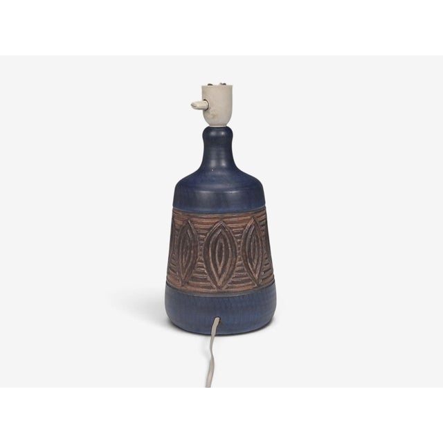 1970s Jette Hellerøe, Danish Modern, Carved Stoneware Table Lamp For Sale - Image 9 of 10