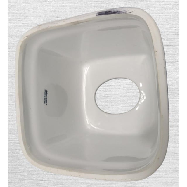 A beautiful Chinoiserie blue white ceramic tissue box cover by Lillian Vernon. The tissue box has pretty Chinoiserie...