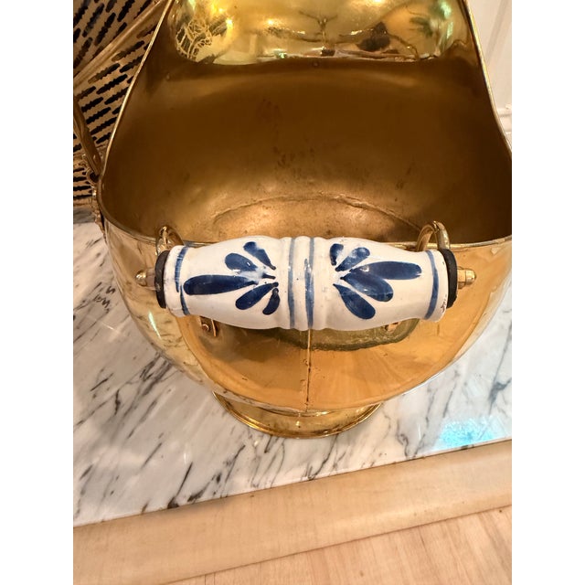Large Brass Coal Scuttle / Fireplace Log Bucket With Lion Mask Mounts & Delft-Style Ceramic Handles - For Sale - Image 4 of 9