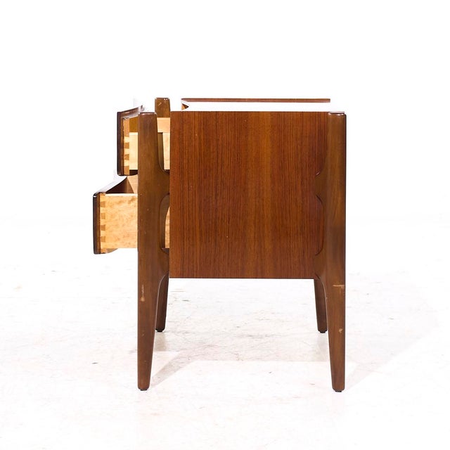 Mid 20th Century William Hinn Mid Century Walnut Curved Front Nightstands - Pair For Sale - Image 5 of 12