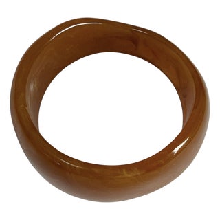 1940s Hand Carved Wave Style Bakelite Bangle For Sale