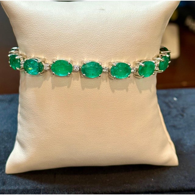22 Carat Natural Brazilian Emerald & Diamond Tennis Bracelet 14 Kt Yellow Gold For Sale In New York - Image 6 of 18