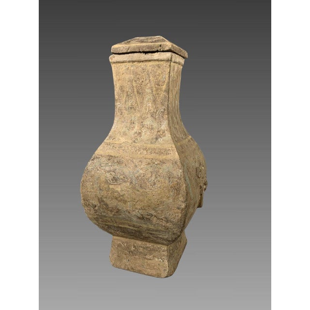 Polychrome terracotta vase, HU dynasty, Early HAN dynasty (206 BC-220 AD). Ancient China For Sale - Image 4 of 7