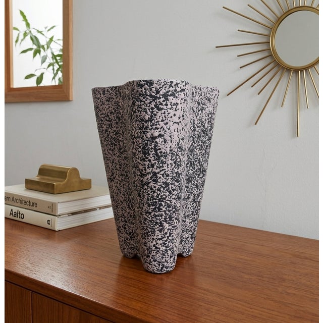 ​Vintage 1950s Mid-Century Modern Kenwood Stardust Tricorn Vase by Shawnee For Sale In Tampa - Image 6 of 6