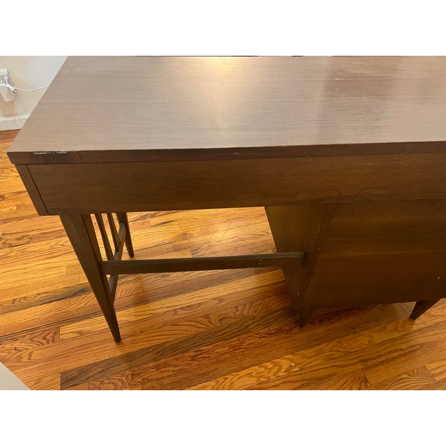 Kent Coffey 1950s Kent Coffey Tableu Mid-Century Modern Walnut Desk With Brass Accents For Sale - Image 4 of 11
