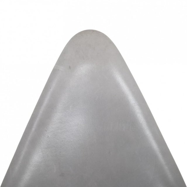 Drop Chair in Grey Grace Leather by Arne Jacobsen, 2015 For Sale - Image 3 of 18