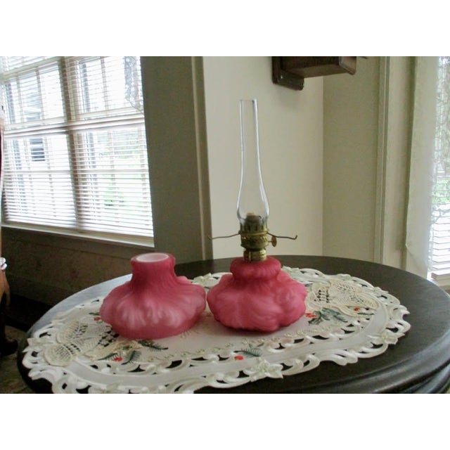 1950s Vintage Fenton Lg Wright Mini Pink Satin Puffy Plume/Rose Oil Lamp Ex Condiction For Sale - Image 5 of 9