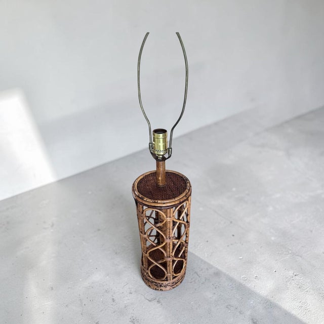 Bring effortless tropical style to your interior with this charming vintage bamboo and rattan table lamp dating to the...