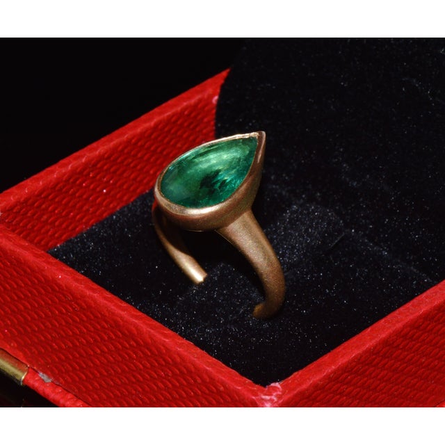Gia Certified 5.25ct Natural Emerald Sculptural Bezel Solid 18k Gold Ring, Size 5.25 For Sale - Image 14 of 16
