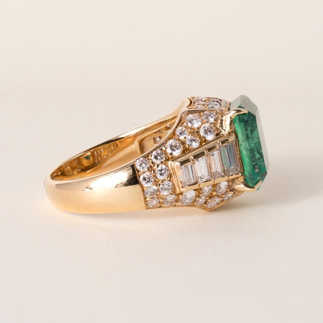 Modern Vintage 18k Gold 4.90 Carat Green Emerald and Diamond Ring, Size 7.5 For Sale - Image 3 of 6