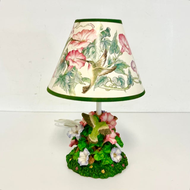 This is a sweet little table lamp from the 1980s. It features a lovely garden setting of pink and lavender pansies with a...