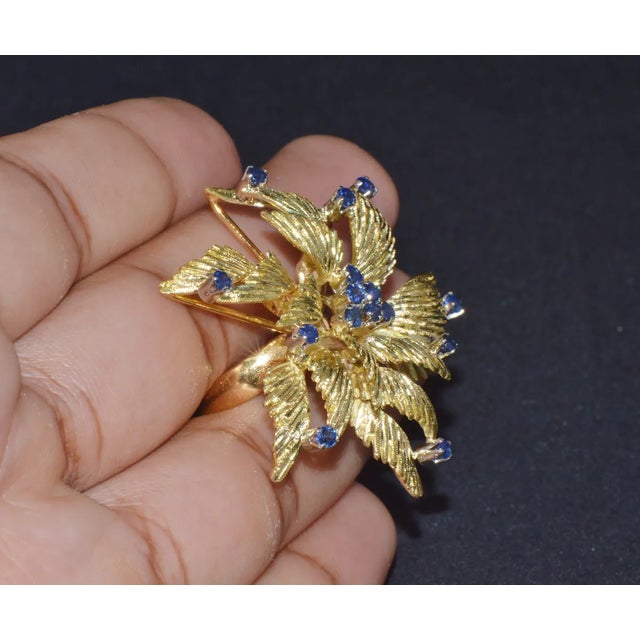 Blue Gorgeous Natural 1.10Cts Sapphire 18K 750 Solid Gold Floral Cocktail Ring, size 6.25 For Sale - Image 8 of 10