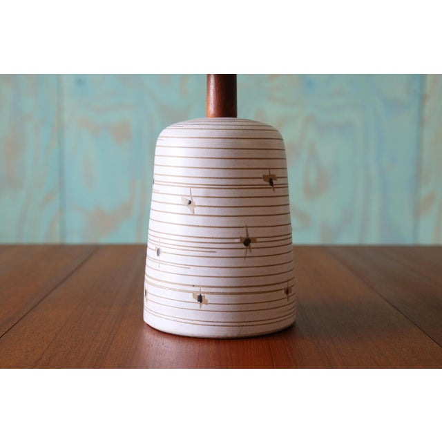 1960s 1960s Gordon and Jane Martz M56 Lamp for Marshall Studios White Tan Black Decorations 20" For Sale - Image 5 of 9