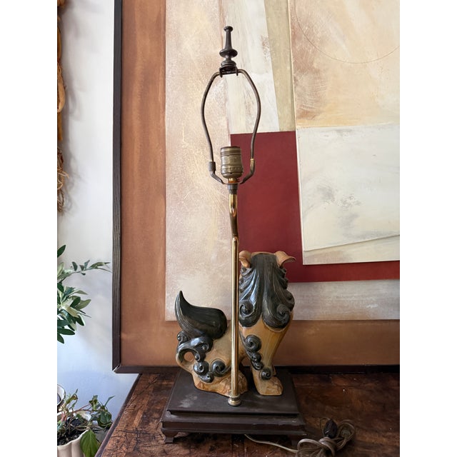 Camel Vintage Hollywood Regency Chinese Foo Dog Ceramic Table Lamp Guardian Lion Chinoiserie For Sale - Image 8 of 12