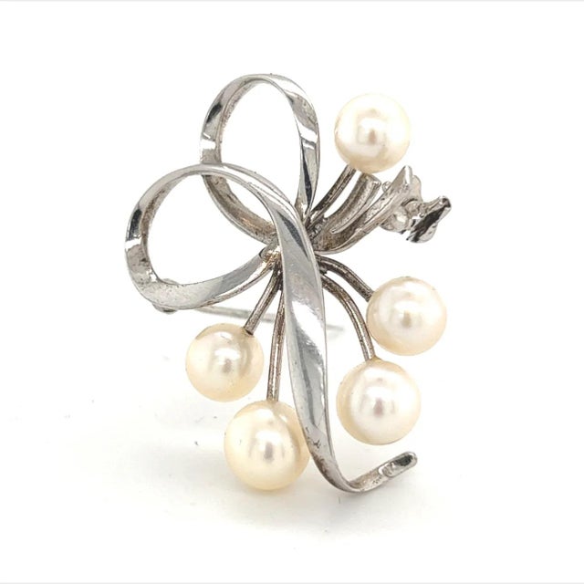 White 1990s Mikimoto Estate Akoya Pearl Brooch Sterling Silver For Sale - Image 8 of 11