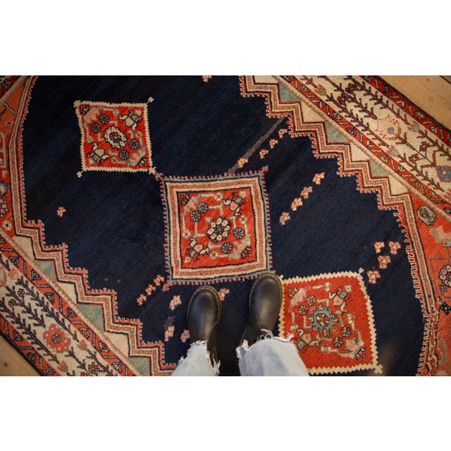 :: Triple center medallion with interior floral bouquet atop a predominantly open field with scattered minor blossoms....