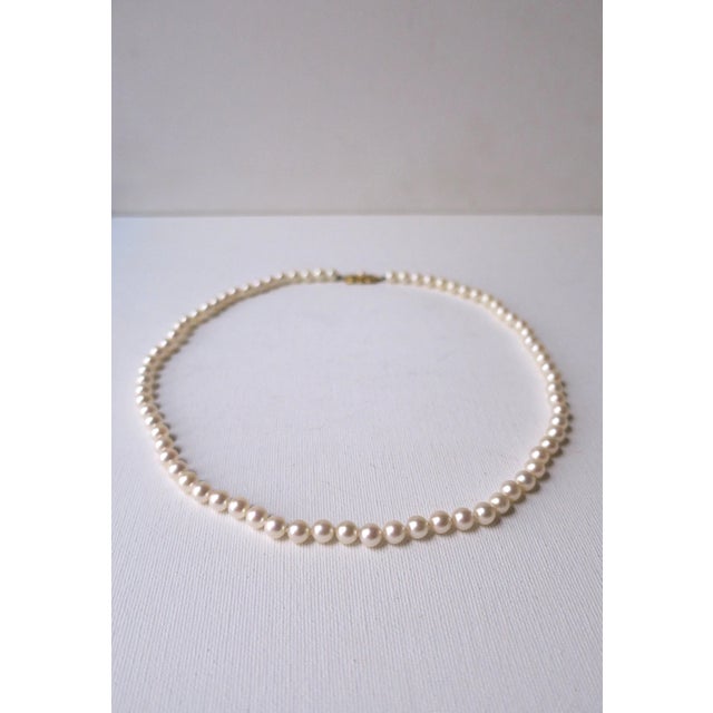 Traditional Pearl Necklace From Mikimoto Akoya Pearls and 18 Karat Gold For Sale - Image 3 of 12