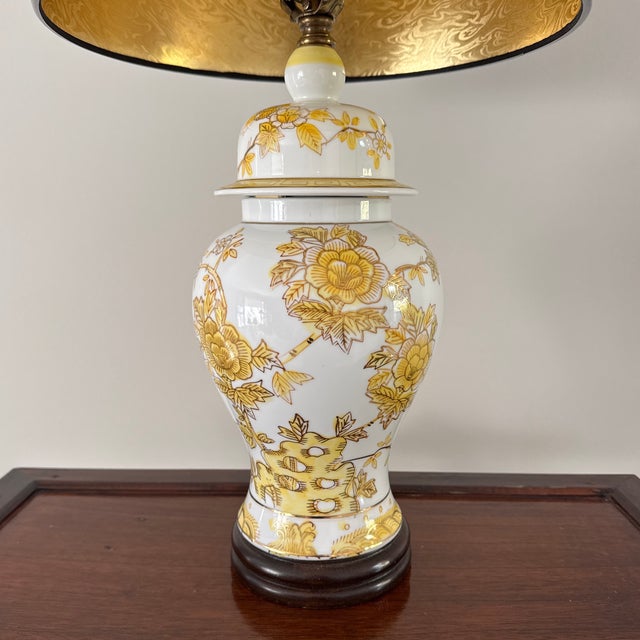 Chinoiserie Vintage Chinese Yellow and White Ginger Jar Table Lamp - 23” For Sale - Image 3 of 12