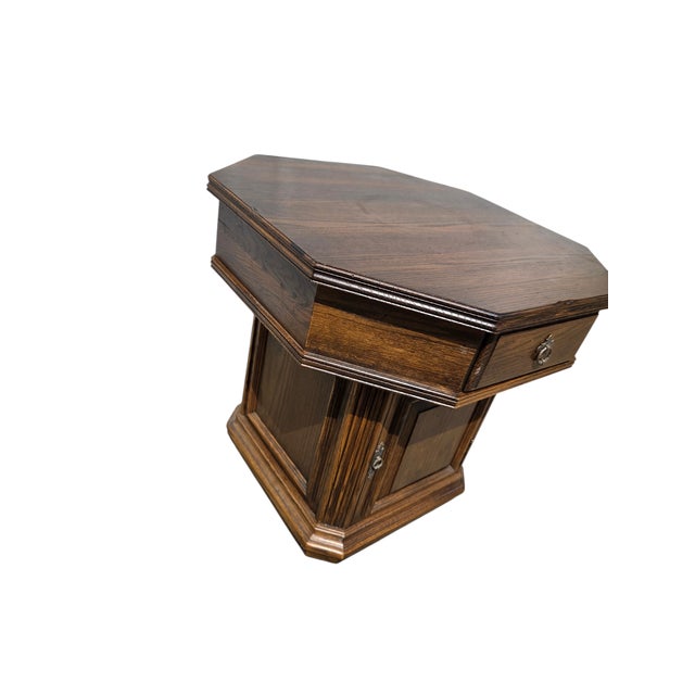1980s Ethan Allan Charter Oak Jacobean End Side Table Octagon Rent Table Style For Sale - Image 10 of 16