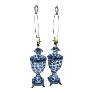Vintage Blue & White Urn Chinoiserie Table Lamp For Sale