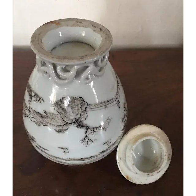 Antique 18th c. Chinese export porcelain tea caddy in the form of a baluster shaped vase with lid. Decorated en grisaille...