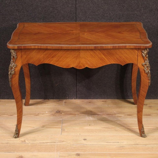 French Louis XV style coffee table from the 20th century. Furniture veneered in rosewood, maple and fruitwood, of great...