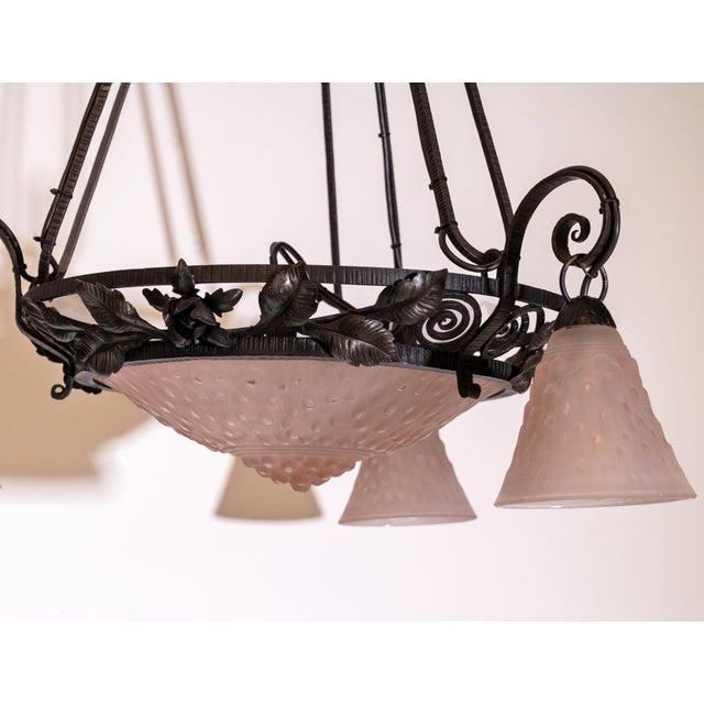 Art Deco Lunéville Pink Frosted and Wrought Iron Chandelier 1925 by Muller Frères, 1920s For Sale - Image 3 of 15