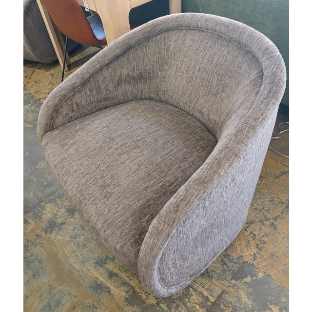 Mid-Century Modern Boss Swivel Cashmere Lounge Chair For Sale - Image 3 of 7
