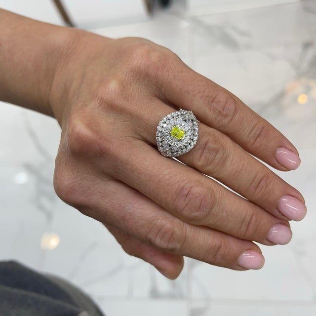 Ladies 18k White Gold Gia Certified Fancy Vivid Green-Yellow Cocktail Ring Size 6 For Sale - Image 10 of 11
