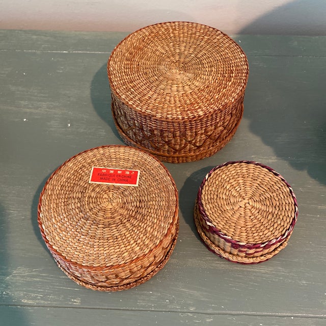 Shabby Chic Vintage 1970s Banded Sweetgrass Nesting Baskets-Set of 3 For Sale - Image 3 of 7
