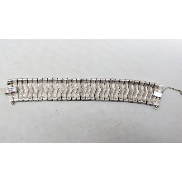 1950s Vintage 1958 Signed Crown Trifari Rhodium Plated Asian Inspired Wave Design Bracelet For Sale - Image 5 of 11
