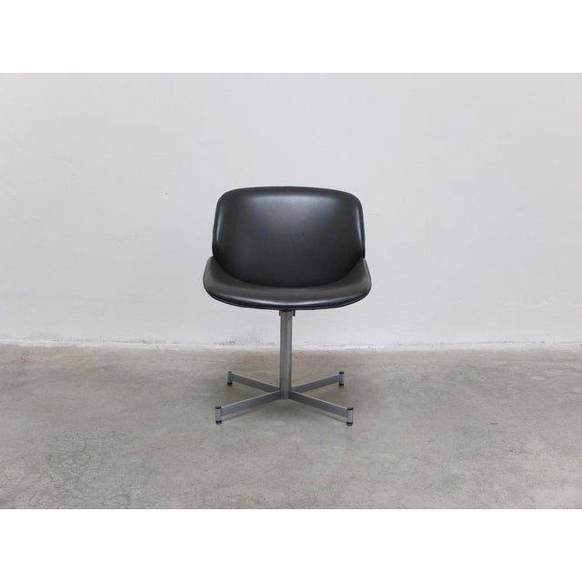 A model ‘Exquis’ side chair designed by Geoffrey Harcourt for Artifort around 1960. Comes with the original leatherette...