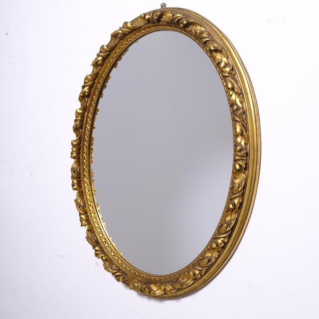 Beautiful oval mirror, gilded and carved wood, late 20th century Italy. Dimensions: 90x70 cm Depth: 8 cm
