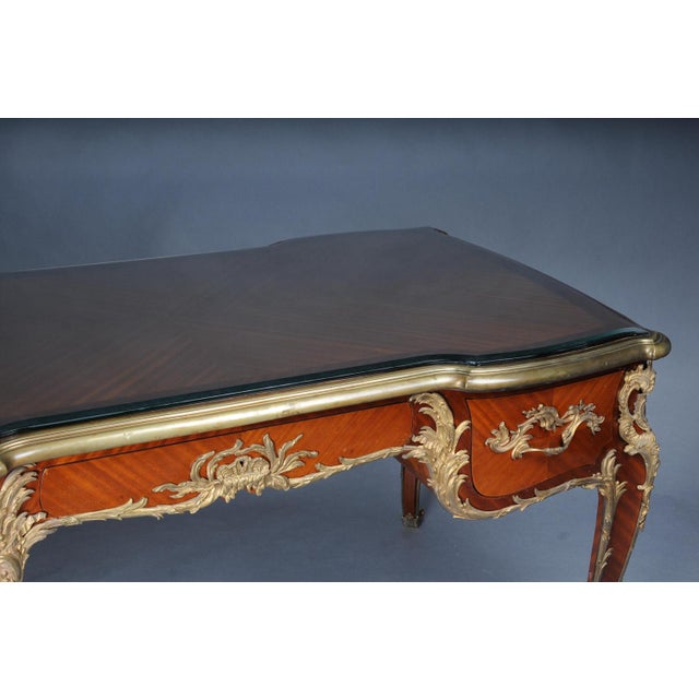 French Louis Xv Style Bureau Plat in the style of Francois Linke, Paris For Sale - Image 9 of 18