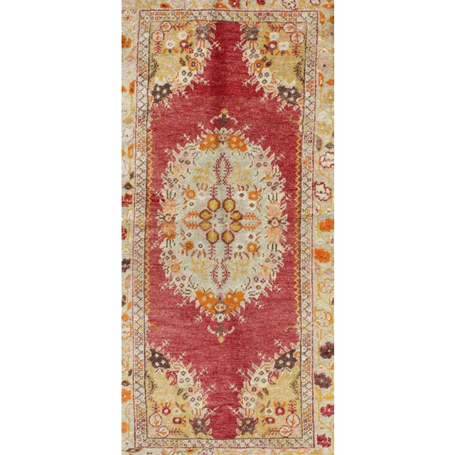 Turkish 1940's Vintage Turkish Oushak With Floral Central Medallion and Flower Cornices For Sale - Image 3 of 7