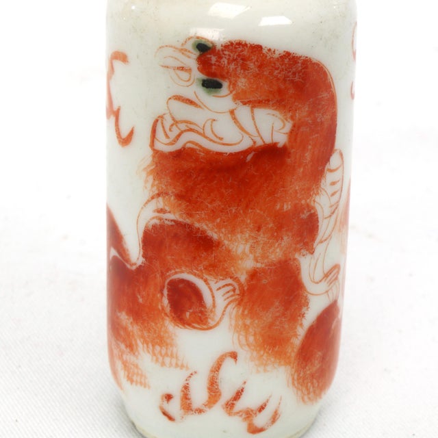 Antique Chinese Porcelain Snuff Bottle With Foo Dog and Agate Lid For Sale In Phoenix - Image 6 of 10