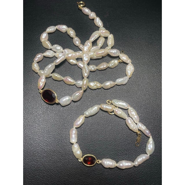 1990s 1990s 14k Gold Pink Rice Pearl and Oval Garnet Jewelry Set. For Sale - Image 5 of 5