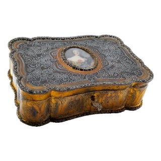 Silver Jewelry Box with Engraved Plant Motifs Involving an Ancient Lady For Sale