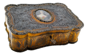 Silver Jewelry Box with Engraved Plant Motifs Involving an Ancient Lady