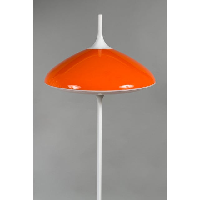 This striking temde model 120 floor lamp features a sculptural tulip-shaped design characteristic of the space age era....