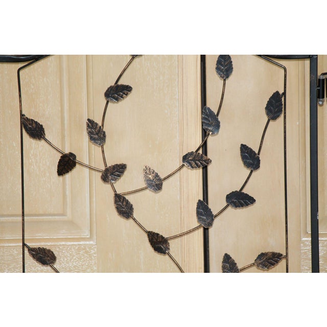 This is a pretty metal screen with a bronze finish, decorated with leaves on a vine. All 3 panels are in nice condition,...