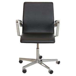 Oxford Desk Chair in Black Colored Nevada Leather by Arne Jacobsen, 2000s For Sale