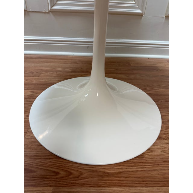 Mid-Century Modern Eero Saarinen for Knoll Round White Tulip Dining Table For Sale In West Palm - Image 6 of 8